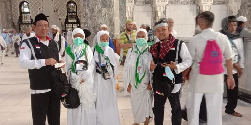 Kakanwi Kemenag Jatim Dr. KH Husnul Maram (paling kanan) saat menemukan Jemaah haji Indonesia yang terpisah dari rombongan dan tersesat disekitaran Masjidil Haram/Ist