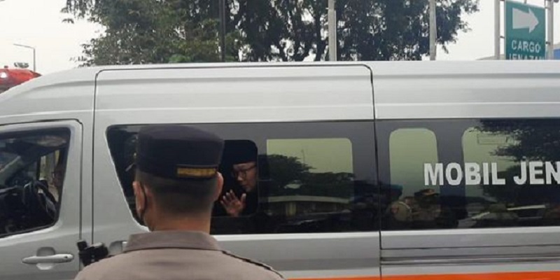 Gubernur Jabar Ridwan Kamil terlihat di mobil jenazah menemani almarhum anaknya Eril/Net