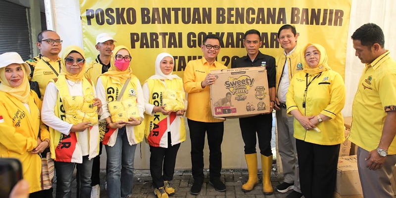 Ketua DPD Golkar Jabar, Ace Hasan Syadzily saat memberikan bantuan untuk korban banjir di Garut/Ist