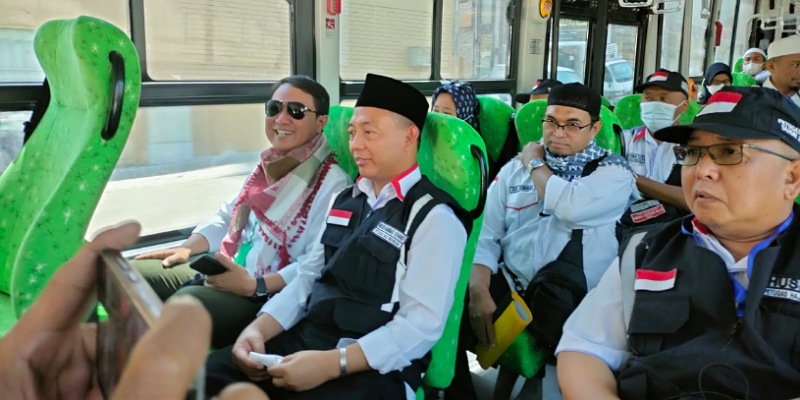 Dirjen PHU, Hilman Latief (berkacamata hitam) saat menjajal bus Shalawat, bus yang melayani mobilisasi jemaah haji Indonesia/Ist