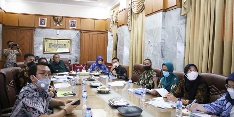 Wakli Bupati Serang, Pandji Tirtayasa meminmpin rapat pembentukan tim kecil pertahanakan lahan yang dilindungi/RMBanten