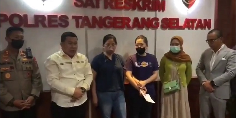 Mariana Ahong didampingi putri dan pengacaranya meminta maaf dan mengakui telah mencuri coklat dan sampo di Alfamart/Repro