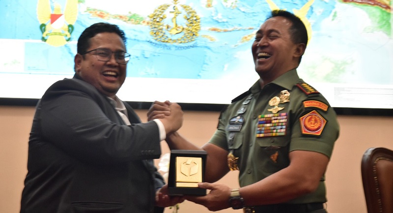 Ketua Bawaslu RI, Rahmat Bagja memeberikan cendera mata kepada Pangima TNI Jenderal Andika Perkasa dalam silaturahmi ke Markas Besar TNI/Repro