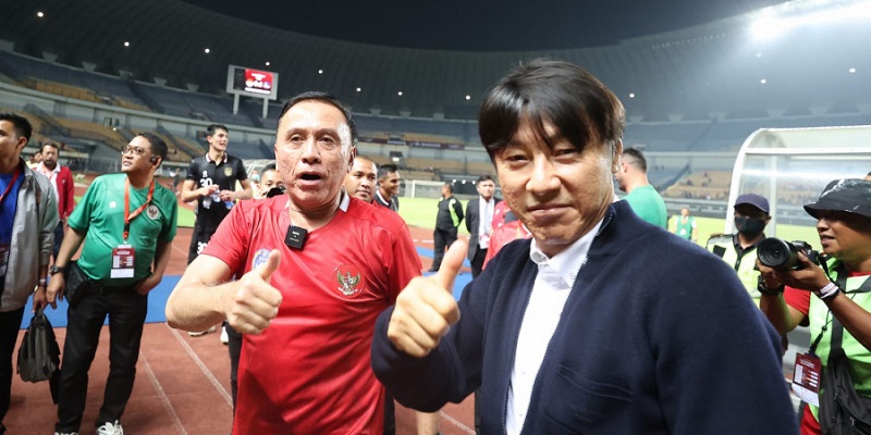 Pelatih Timnas Indonesia, Shin Tae Yong dan Ketum PSSI Mochamad Iriawan/Net