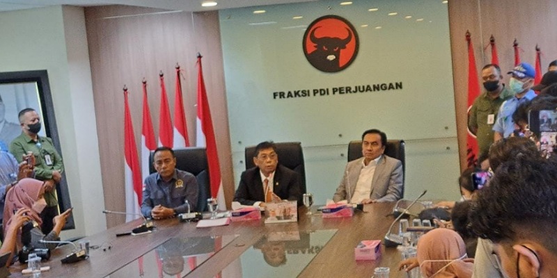 Ketua Fraksi PDIP Utut Adianto dan Anggota DPR RI Effendi Simbolon saat konferensi pers permintaan maaf terhadap TNI/Repro