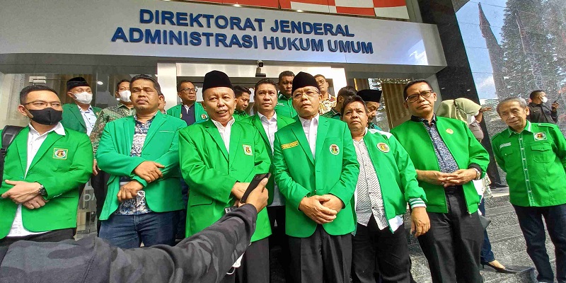 Plt Ketum PPP Mardiono bersama sejumlah elite PPP menyerahkan hasil keputusan Mukernas yang memberhentikan Suharso Monoarfa dari Ketum PPP ke Kemenkumham/Repro