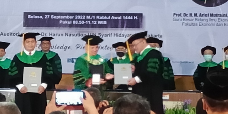 Rektor UIN Jakarta Prof Amany Lubis mengukuhkan Prof Arief Mufraini sebagai guru besar ekonomi Islam/Ist