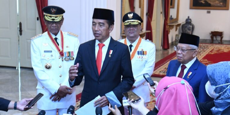 Presiden Jokowi memberikan keterangan usai melantik Gubernur dan Wagub DIY, di Istana Negara, Jakarta, Senin (10/10) pagi/BPMI Setpres