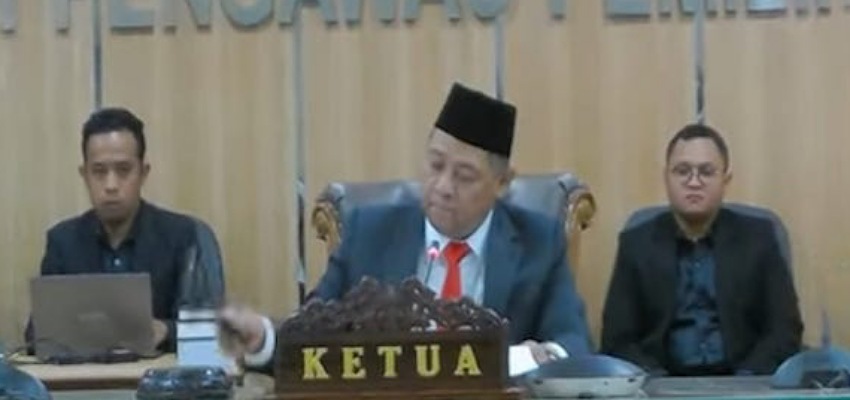 Anggota Bawaslu RI, Totok Hariyono saat mediasi KPU dan Partai Ummat/Repro