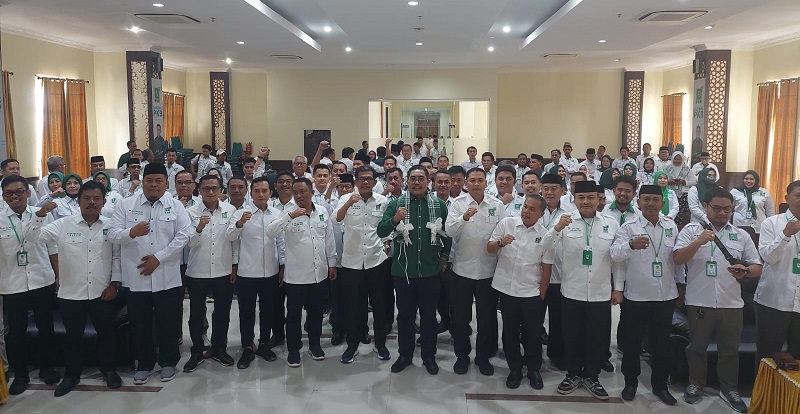 Wakil Ketua Umum Bidang Pemenangan Pemilu DPP PKB, Jazilul Fawaid berfoto dengan kader PKB/Repro