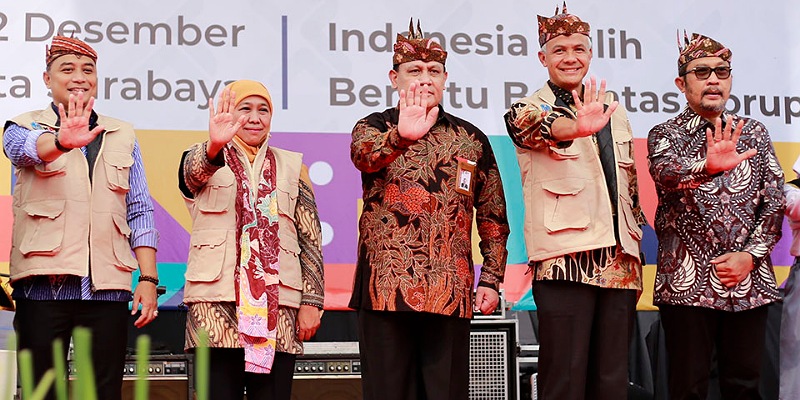 SEPAKAT anti korupsi (dari kiri) Wali Kota Surabaya Eri Cahyadi, Gubernur Jatim Khofifah Indar Parwansa, Ketua KPK Firli Bahuri, Gubernur Jateng Ganjar Pranowo, dan Wakil Ketua DPRD Jatim Sahat Tua Simanjuntak.--