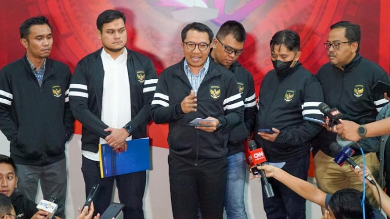 Paniti pemilihan di KLB PSSI memberikan update pendaftaran calon/PSSI