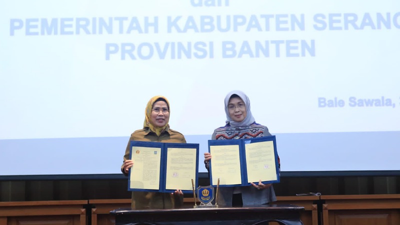 Bupati Serang Ratu Tatu Chasanah dan Rektor Unpad Profesor Rina Indiastuti memperlihatkan MoU bidang perikanan di Kampus Jatinangor, Senin (30/1). Ist