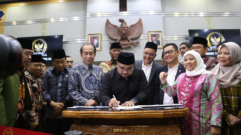 Menteri Agama Yaqut Cholil Qoumas  menandatangi kesepakatan biaya haji tahun 2023 dengan Komisi VIII DPR RI/Dok. Kemenag