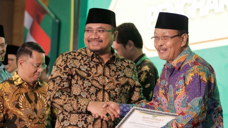 Menteri Agama Yaqut Cholil Qoumas  menyerahkan penghargaan dalam Rakornas Zakat 2023/Kemenag