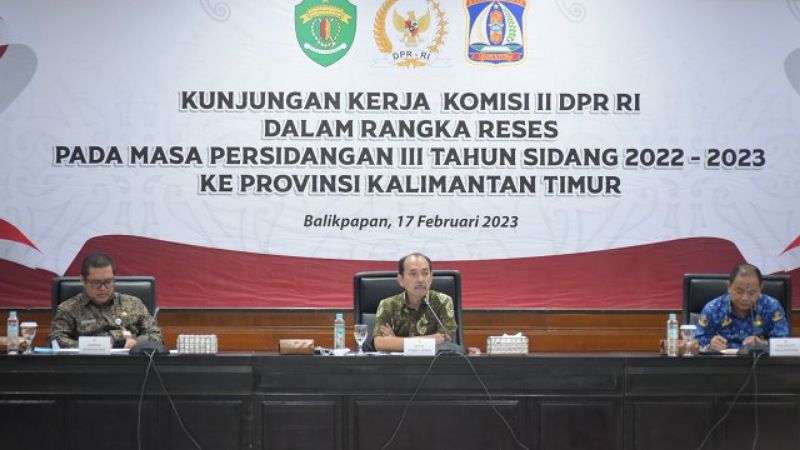 Wakil Ketua Komisi II DPR RI Yanuar Prihatin (tengah) saat memimpin pertemuan dengan Pemda Kalimantan Timur/Dok. DPR