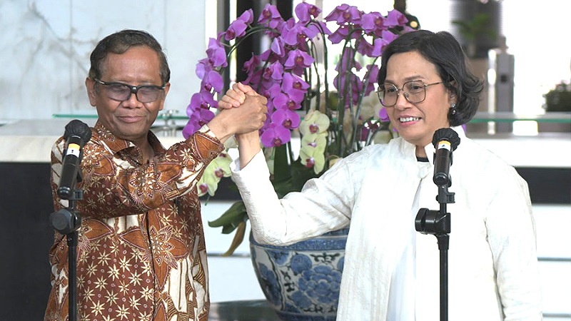 MAHFUD MD dan Sri Mulyani setelah konferensi pers tentang kasus dugaan aliran dana Rp 300 triliun yang tidak wajar di lingkungan Ditjen Pajak dan Bea Cukai, Minggu, 12 Maret 2023.-Kementerian Keuangan RI-