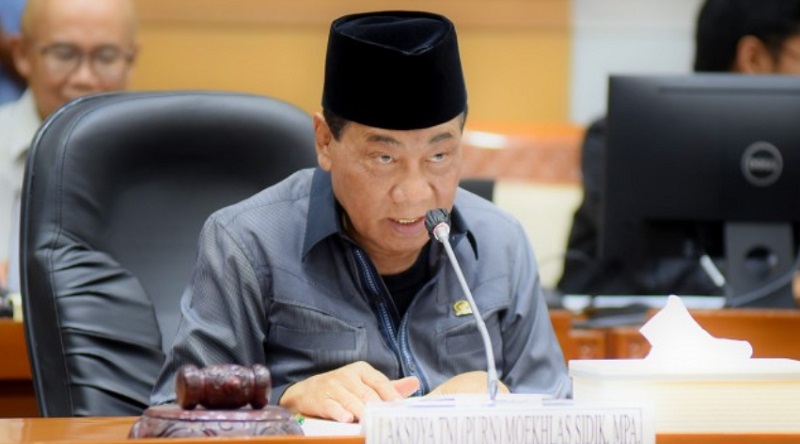 Wakil Ketua Komisi VIII Laksdya TNI (Purn) Moekhlas Sidik saat memimpin RDP dengan Direktur Jenderal Penyelenggaraan Haji dan Umrah (PHU) Kementerian Agama RI di Gedung DPR RI, Kamis (30/3). (Dok. DPR)