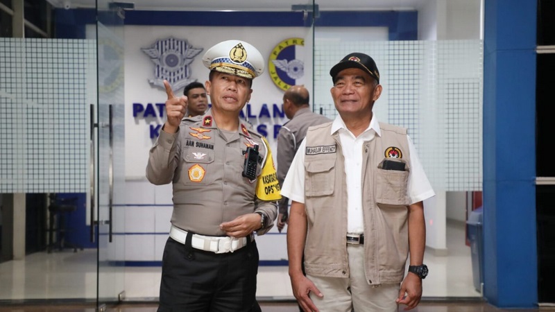 Menko PMK Muhadjir Effendy saat tinjau arus balik lebaran di Command Center Korlantas Polri. (Foto: NTMC Polri)