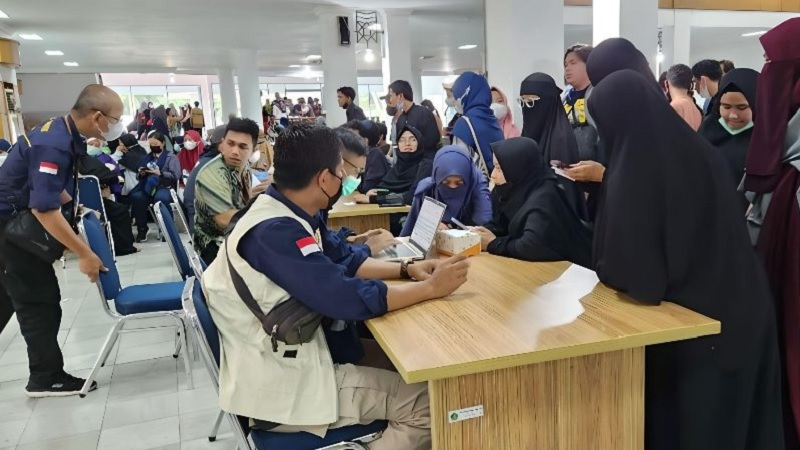 Relawan Muhammdiyah sedang melakukan pendataan rombongan penyintas dari Sudan. (Foto: Dok Muhammadiyah)