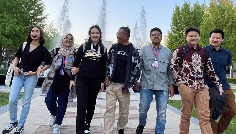 DAHLAN ISKAN jalan-jalan di kampus Tsinghua University bersama mahasiswa asal Indonesia. -Foto: Harian Disway-