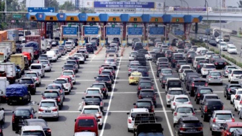 Ilustrasi antrian kendaraan di pintu Tol. (Foto: NTMC Polri)