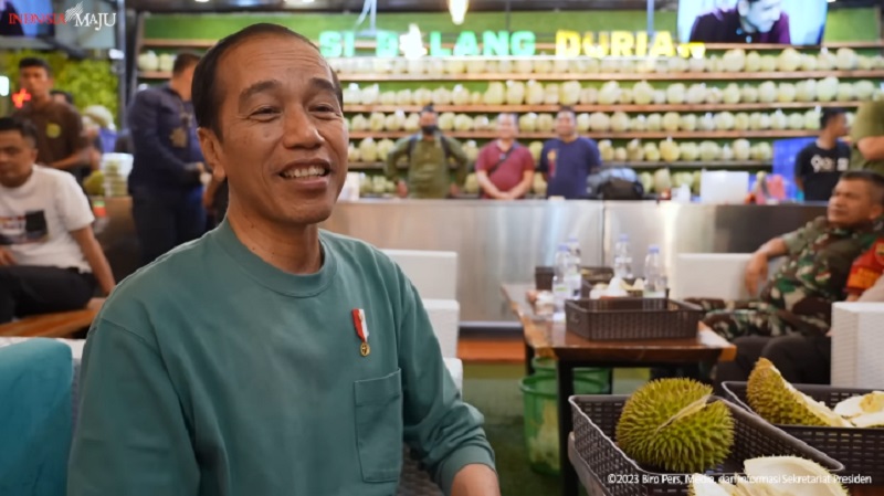 Presiden Jokowi mentraktir makan duren rombongan di Si Bolang Durian, Kota Medan, Provinsi Sumatra Utara, usai Indonesia menang 5-2 atas Thailan di Final Sea Games 2023. (Foto: Tangkapan Layar)