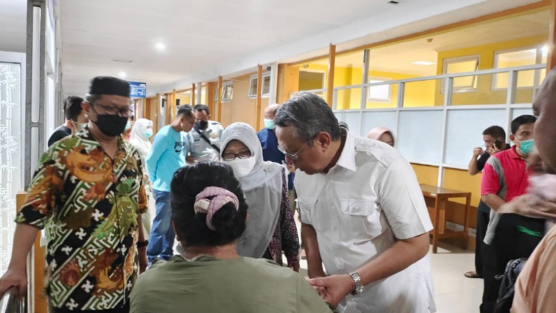 Walikota Tangerang Selatan Benyamin Davnie menjenguk korban kecelakaan bus di kawasan wisata Guci, Tegal. (Foto: RMN)