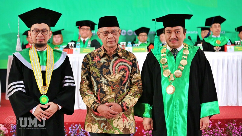 Ketua Umum PP Muhammadiyah Prof. Dr. H. Haedar Nashir, M.Si dan Rektor UMJ, Dr. Ma’mun Murod saat penganugerahan gelar Doktor Kehormatan , Ustaz Adi Hidayat, Lc, MA. (Foto: Dok UMJ)