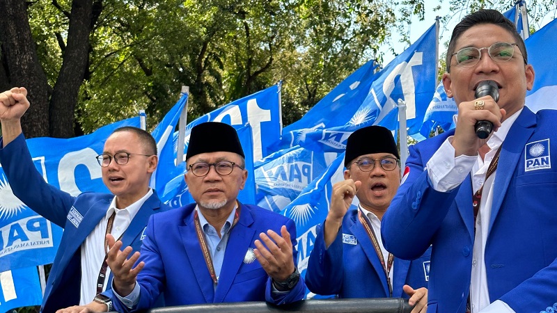 Ketua Umum DPP PAN Zulkifli Hasan saat mendaftarkan Bacaleg PAN ke KPU RI. (Foto: Twitter @ZUL_Hasan)