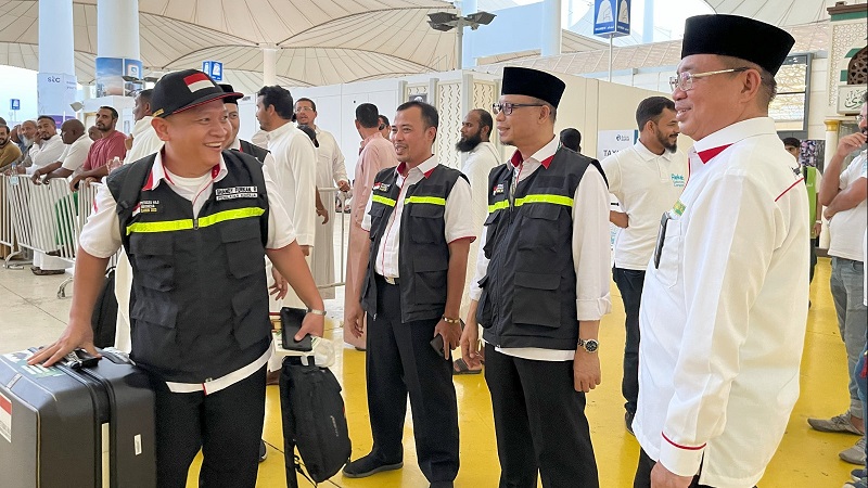 Ketua PPIH Arab Saudi Subhan Cholid menyambut kedatangan petugas Daker Makkah, Sabtu (28/5). (Foto: Kemenag)