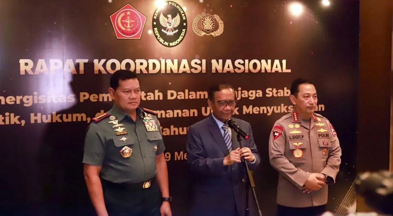 Menkopolhukam Mahfud MD, Panglima TNI Laksamana TNI Yudo Margono dan Kapolri Jenderal Listyo Sigit Prabowo memberikan keterangan Pers dalam Rakor Sinergitas Stabilitas Pemilu di Hotel Westin Jakarta, Senin (29/5).