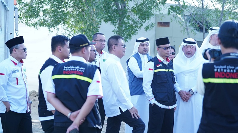 Rombongan Petugas Penyelenggara Ibadah Haji (PPIH) Arab Saudi 2023 memantau persiapan fasilitas di tenda Arafah dan Mina. (Foto: Kemenag)