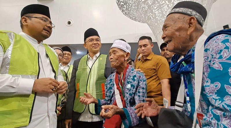 Menag Yaqut Cholil Qoumas melepas keberangkatan jemaah haji kloter KJT-01, di Bandara Kertajati, Minggu (28/5). (Foto: Dok. Kemenag)