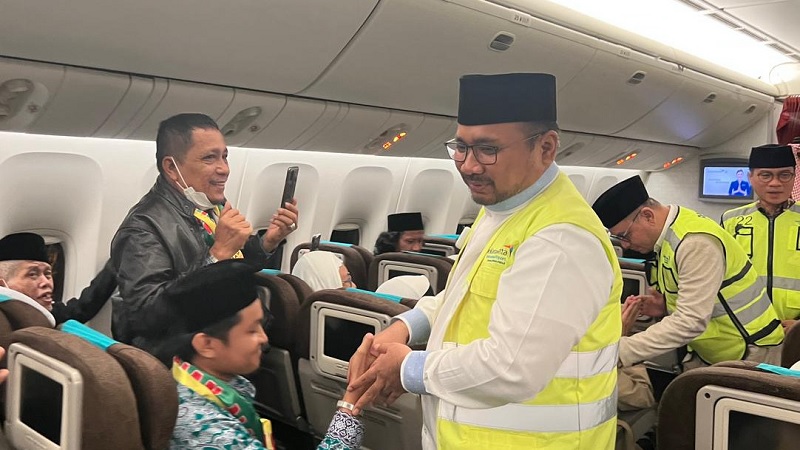 Menag Yaqut Cholil Qoumas melepas keberangkatan jemaah haji JKG-01 di Bandara Soeta. (Foto: Kemenag)