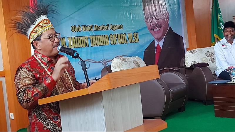 Wamenag Zainut Tauhid Sa'adi memberikan pembinaan bagi ASN Kanwil Kemenag Papua Barat (Foto: Dok. Kemenag Papua Barat)