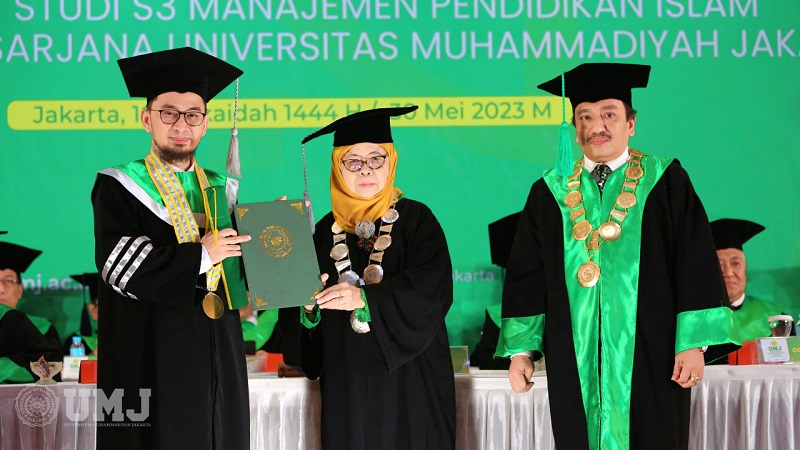 Ketua Senat dan Tim Promotor, Prof. Dr. Hj, Masyitoh Chusnan, M.Ag didampingi Rektor UMJ, Dr. Ma’mun Murod, M.Si. secara simbolis menyerahkan penganugerahan Doktor Honoris Causa kepada Ustaz Adi Hidayat, Lc, MA, Selasa (30/5). (Foto: Dok UMJ)