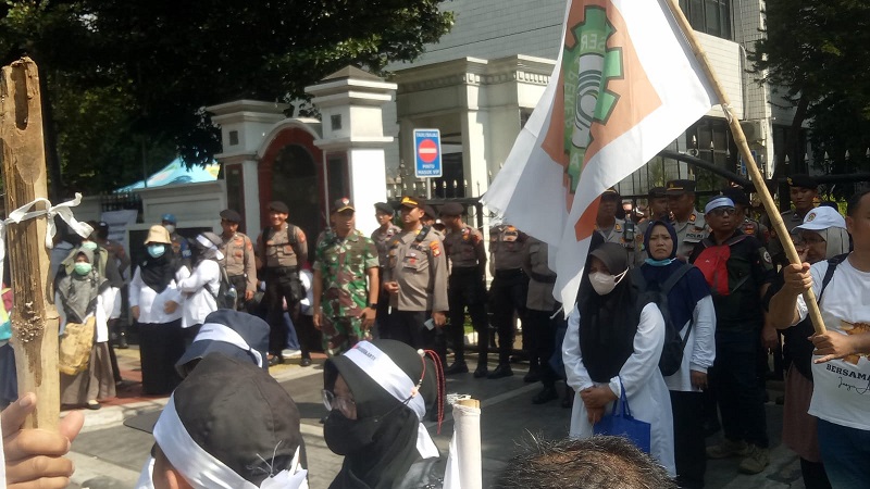 Unjuk karyawan Rumah Sakit Haji Jakarta (RSHJ) menuntut hak-haknya. (Foto: Disway)