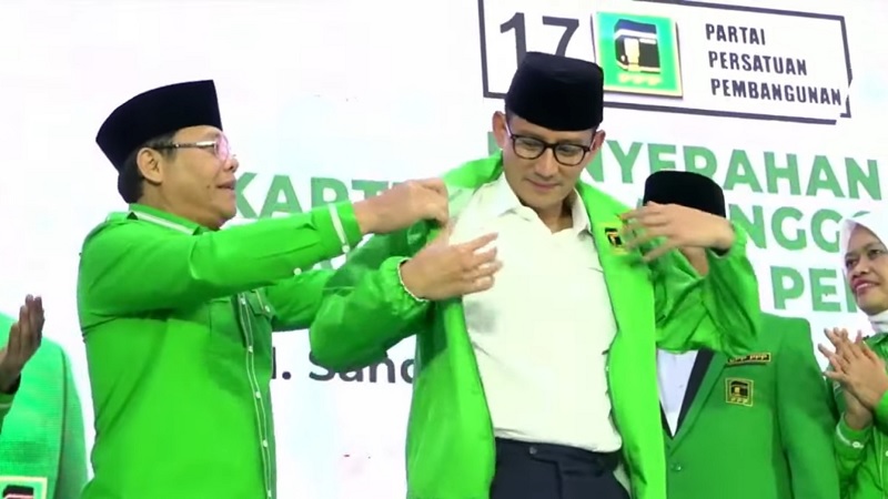 Plt Ketum PPP Mardiono memakaikan jas PPP tanda bergabungnya Sandiaga Salahudin Uno. (Foto: Disway)