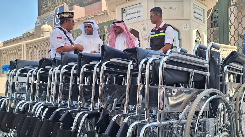 Bantuan kursi roda dari Pengurus Masjid Nabawi. (Foto: Kemenag)