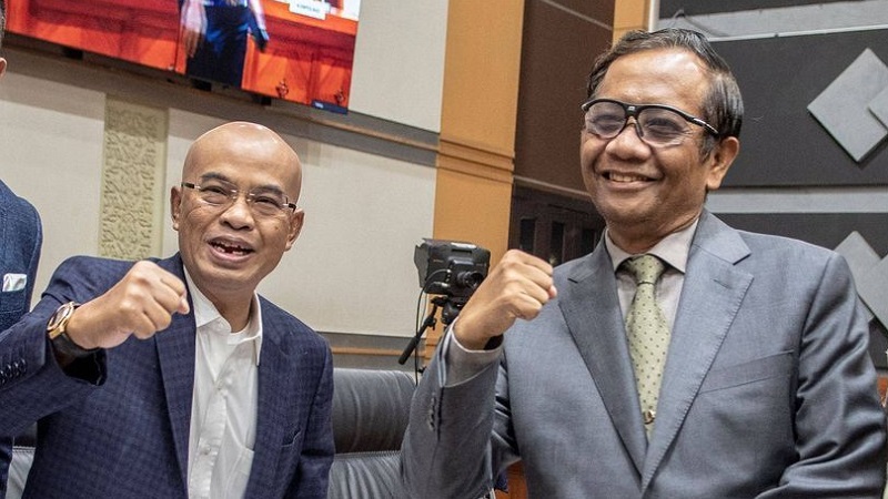 Wakil Ketua Komisi III DPR Desmon Mahesa (semasa hidup) bersama Menkopohukam Mahfud MD. (Foto: Repro)