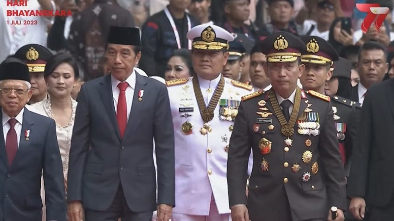 Presiden Joko Widodo, Wapres Maruf Amin, Panglima TNI Laksamana TNI Yudo Margono dan Kapolri Jenderal Polisi Listyo Sigit Prabowo saat menghadiri HUT Bhayakara ke 77. (Dok. Humas Polri)