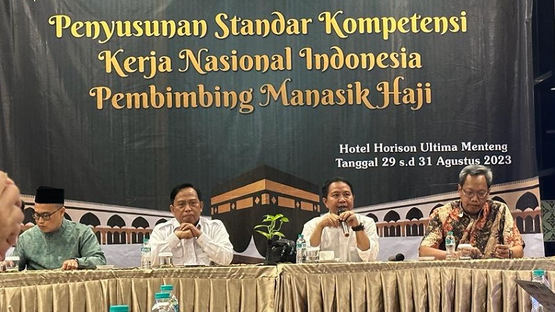 Dirjen PHU Hilman Latief saat membuka penyusunan SKKNI Pembimbing Manasik Haji. (Foto: Dok Kemenag)