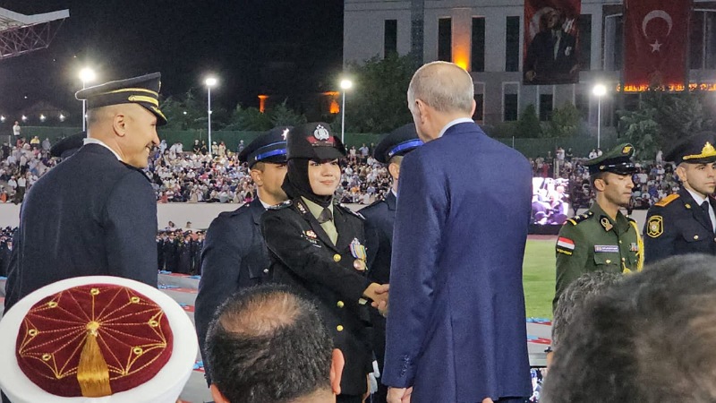 Presiden Turki Recep Tayyip Erdogan menyalami Briptu Tiara dalam wisuda ‘The First Level Police Chief Training and The Non Thesis Master Degree‘.  (Foto. DOK Humas Polri)