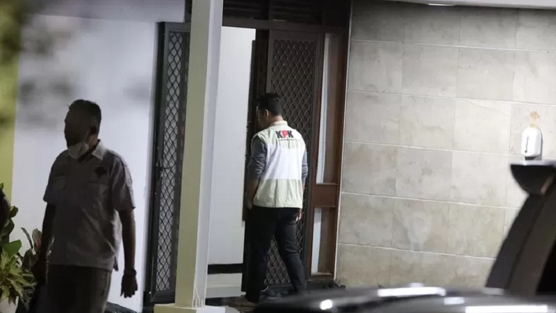 Penyidik KPK di rumah dinas  Menteri Pertanian Syahrul Yasin Limpo. (Foto: Jawa Pos)