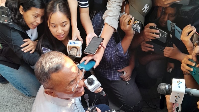 Dahlan Iskan lesehan ketika dicegat wartawan usai pemeriksaan sebagai saksi atas kasus dugaan korupsi pembelian LNG Pertamina. -