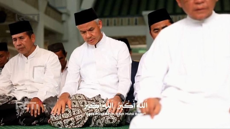 Tangkapan layar tayangan azan magrib yang dibintangi Ganjar Pranowo. (Foto: Repro)