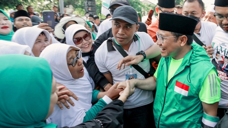 Calon wakil Presiden Koalisi Perubahan Muhaimin Iskandar menyapa emak-emak di Kabupaten Jember, Minggu (29/10). (Foto: @cakimiNOW)