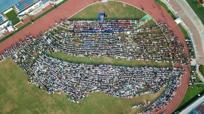 Pantauan dari udara ribuan masyarakat Kota Tangerang menggelar salat Istisqa. (Foto: Dok Pemkot)