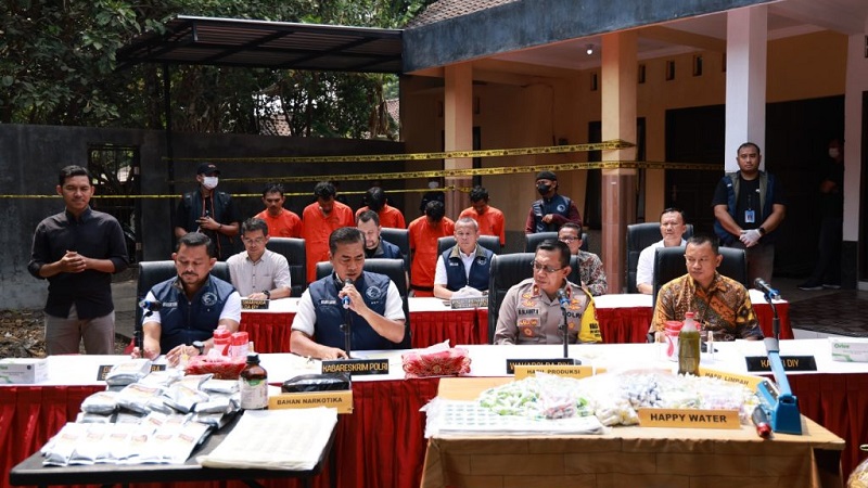 Polri berhasil bongkar modus baru tindak pidana narkoba berupa happy water dan keripik singkong narikotuka. (Foto: Humas Polri)